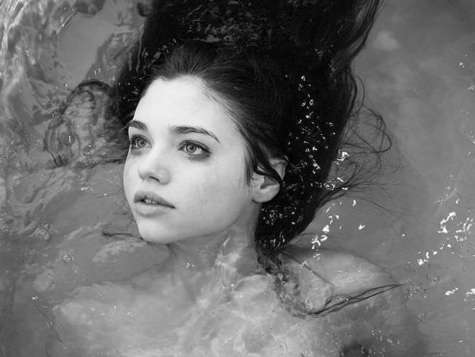 Индиа Айсли фото в воде