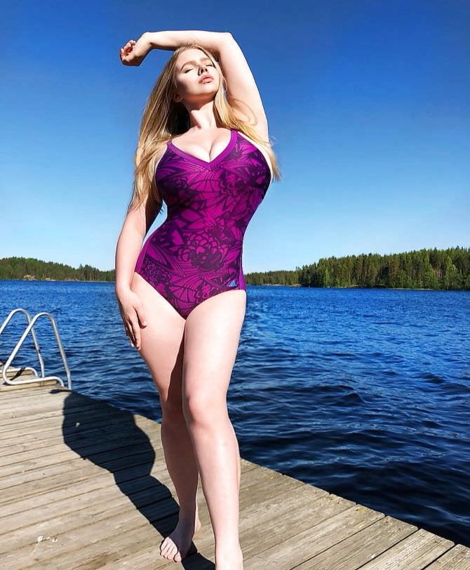 Прасковья Позднякова фото в фиолетовом купальнике