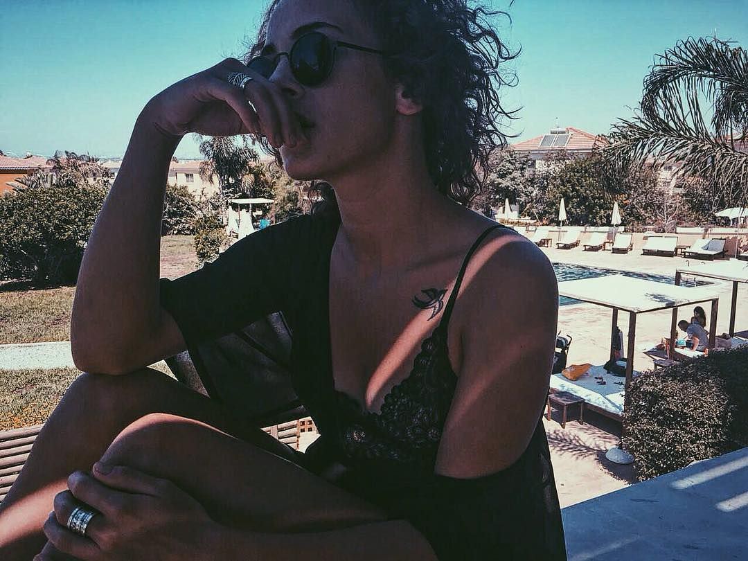Аглая Тарасова фото в очках