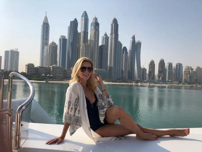 Алина Засобина фото с небоскрёбами