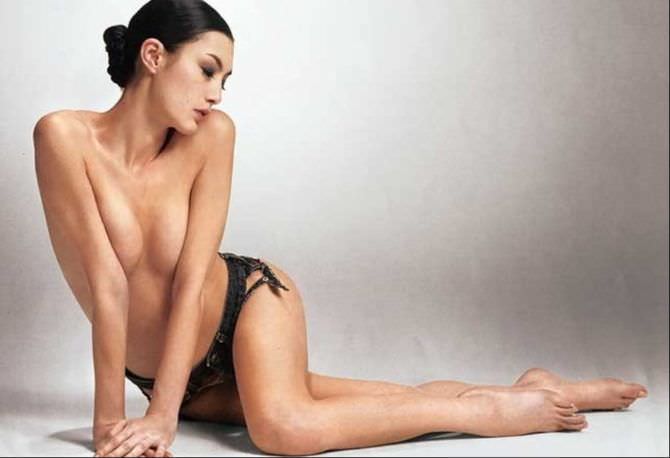 Мэгги Кью фотография в чёрных плавках