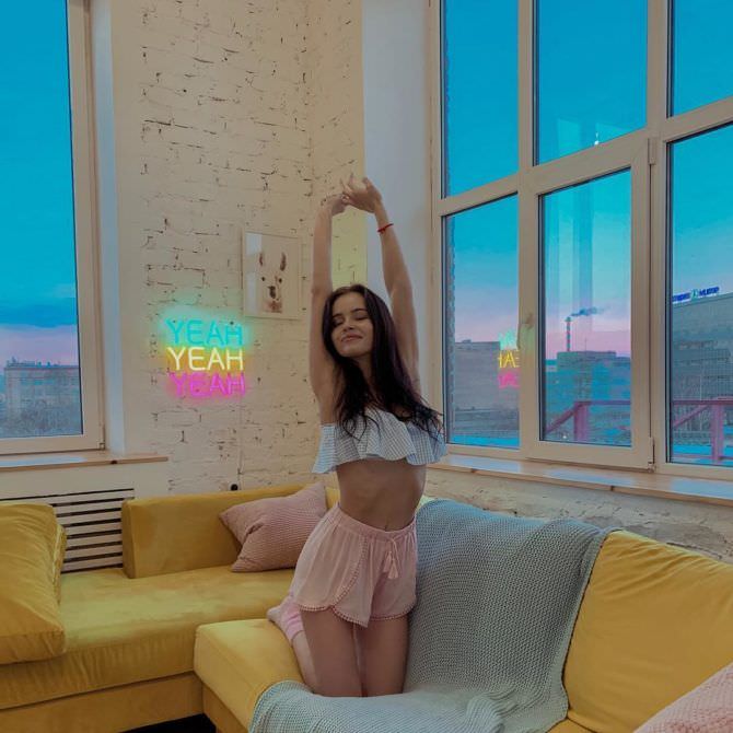 Полина Гренц фотография в пижаме
