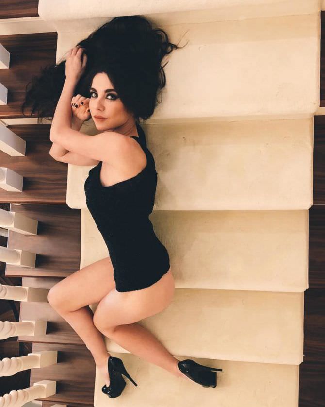 Анна Плетнёва фотография в боди на лестнице