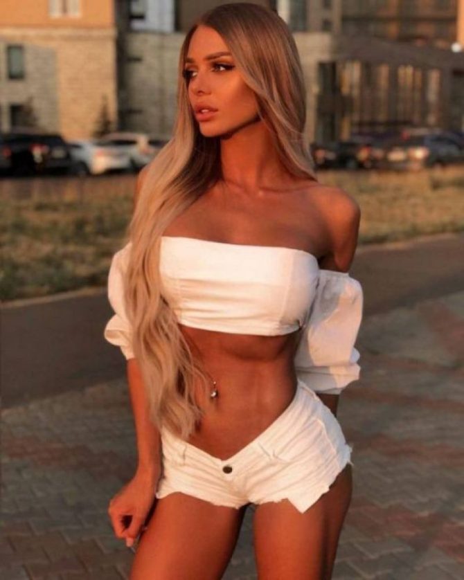 Лика Андреева в шортах