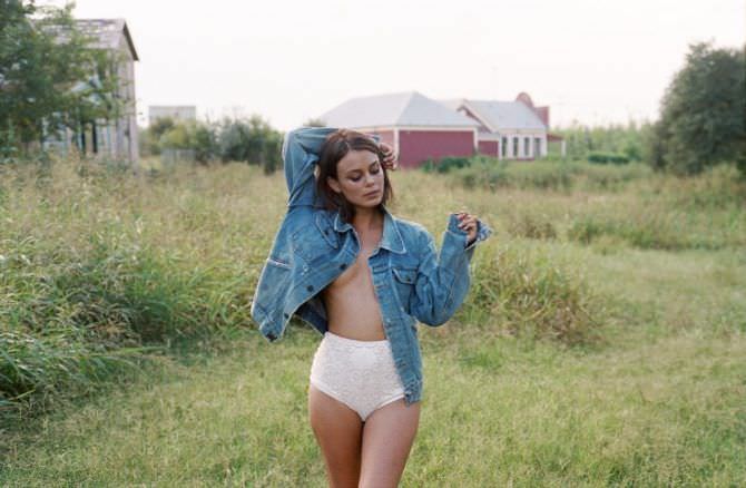 Натали Келли фотография в джинсовке