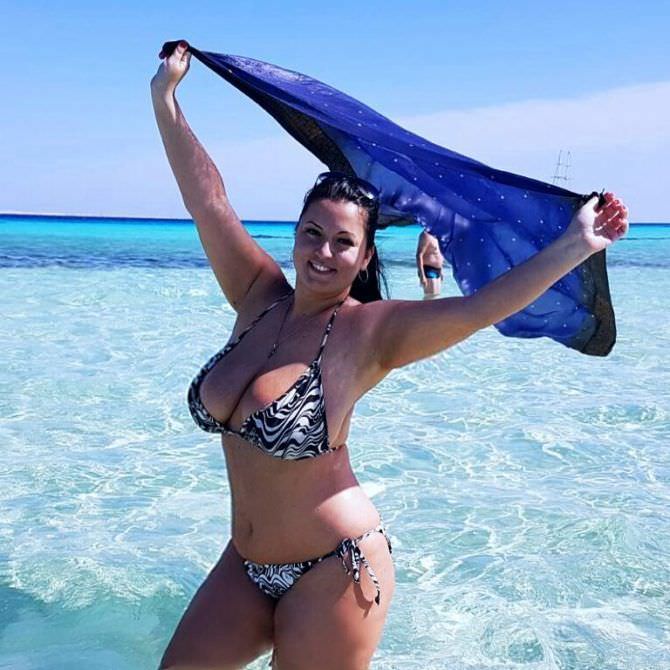 Рима Пенджиева фото с синим платком
