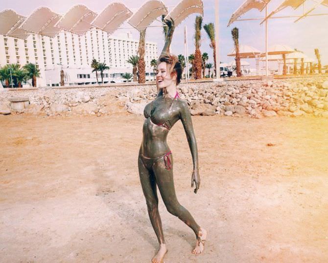 Клава Кока фотографиф на пляже из инстаграм