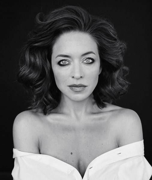 Серафима Низовская фотосессия в рубашке