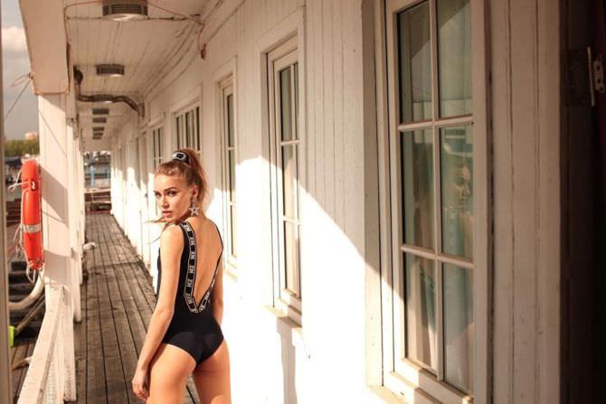 Арина Постникова фотография в чёрном купальнике
