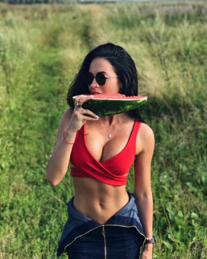 Анастасия Тукмачева фотография в красном топе