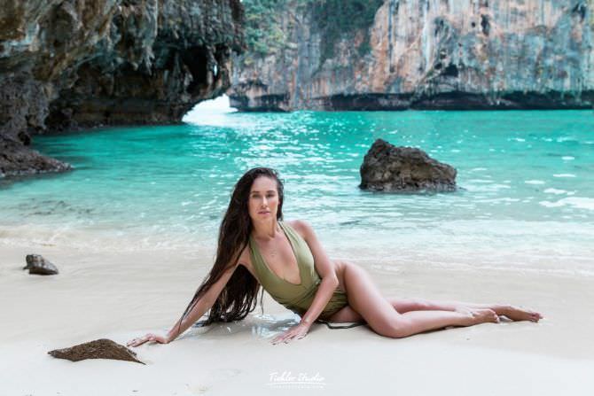 Илана Юрьева фотография лёжа