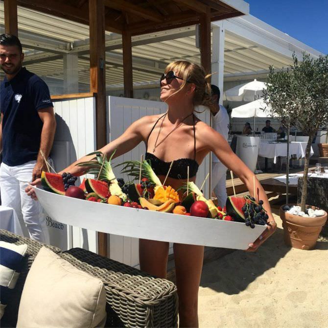 Алла Михеева фото с подносом фруктов