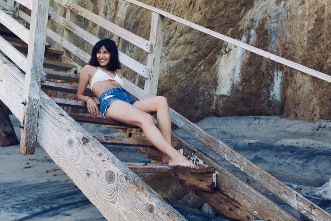 Элоди Юнг фото в бюстгальтере 