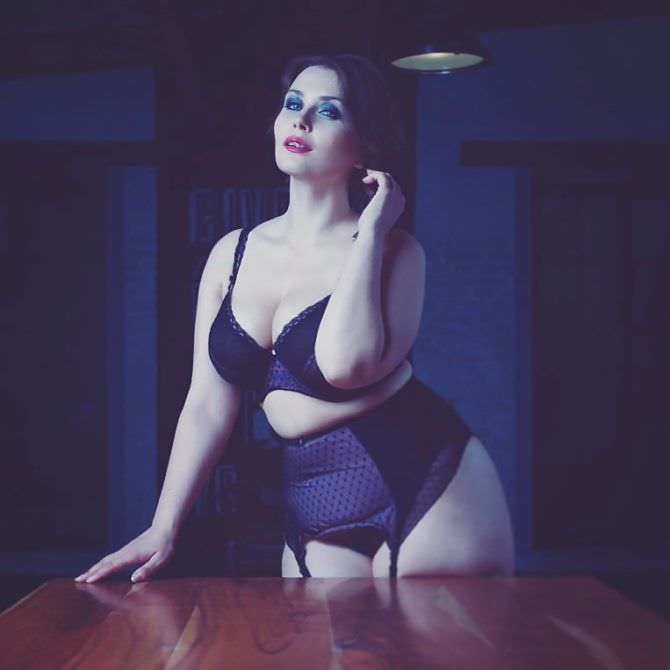 Светлана Каширова фото у стола