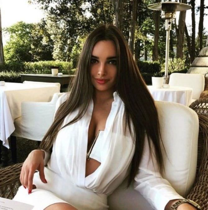 Каролина Севастьянова фото в белой блузке