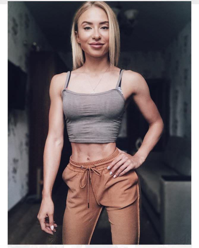 Мария Соколова фото в комнате