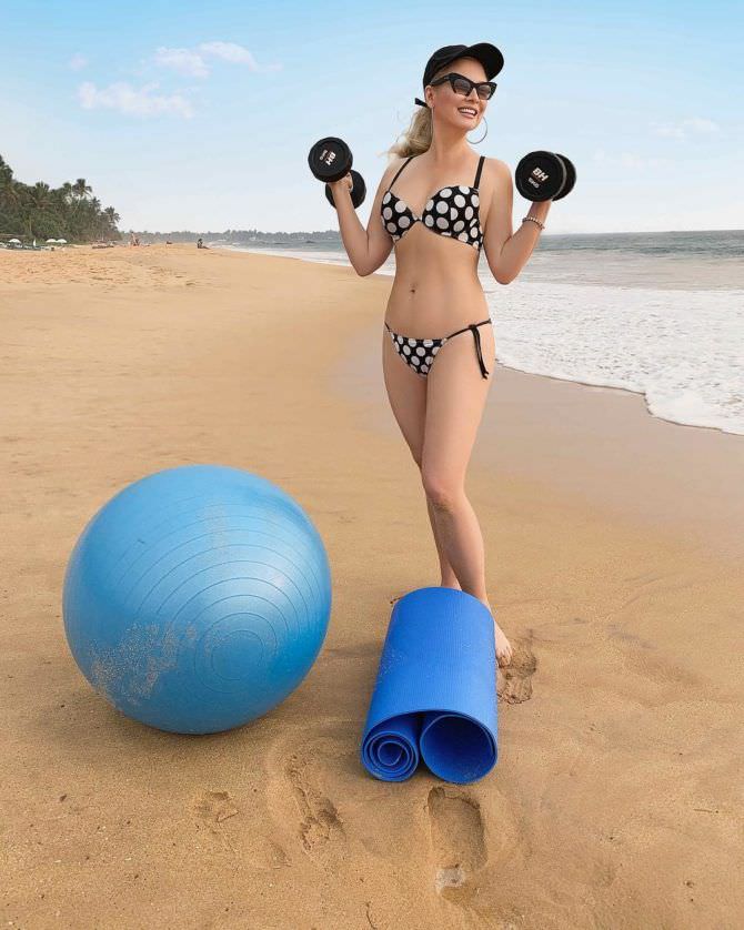 Лена Ленина фото с гантелями