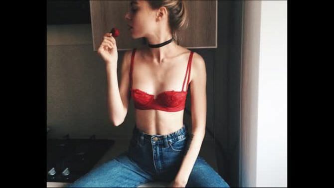 Диана Шурыгина фотография в белье и джинсах