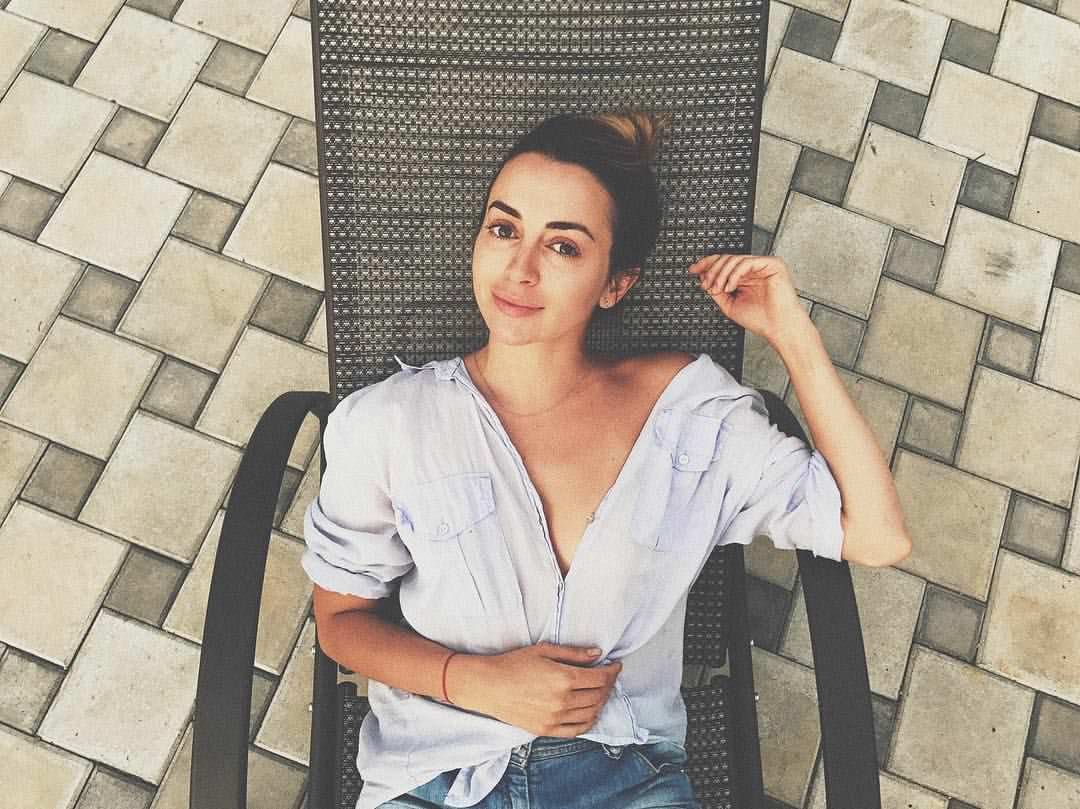 Анжелика Каширина фото на шезлонге