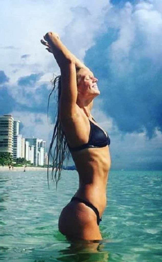 Юлия Ефимова фото в чёрном бикини