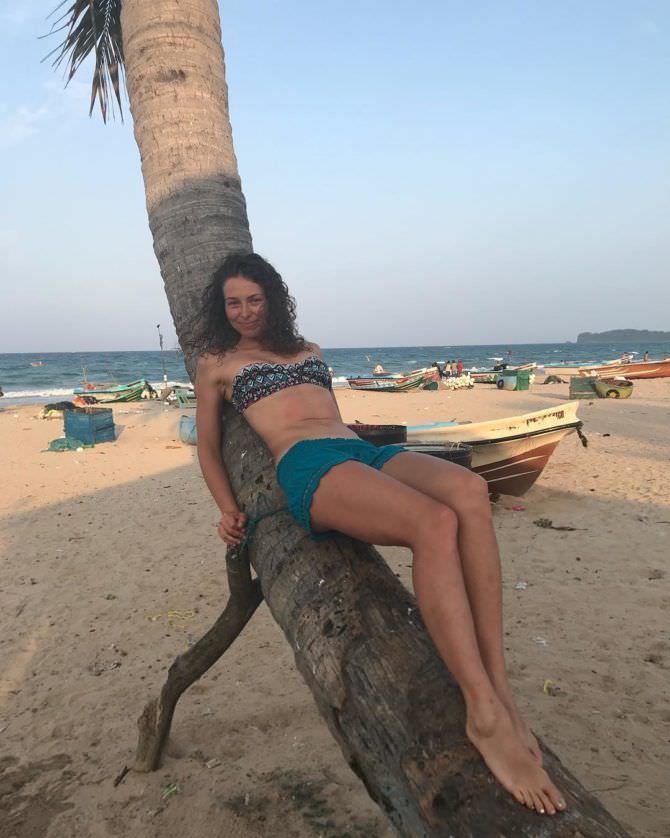 Марина Казанкова фото на пляже с пальмой