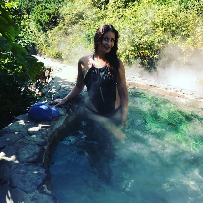 Оксана Фёдорова фотография в купальнике в воде