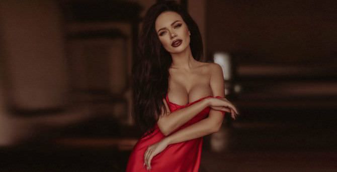 Яна Кошкина фото в красной сорочке