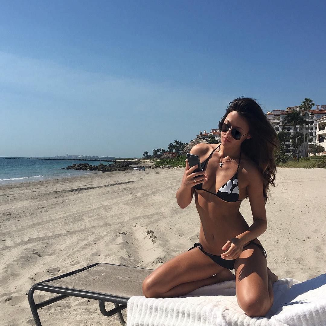 Анна Кастерова фото на шезлонге 