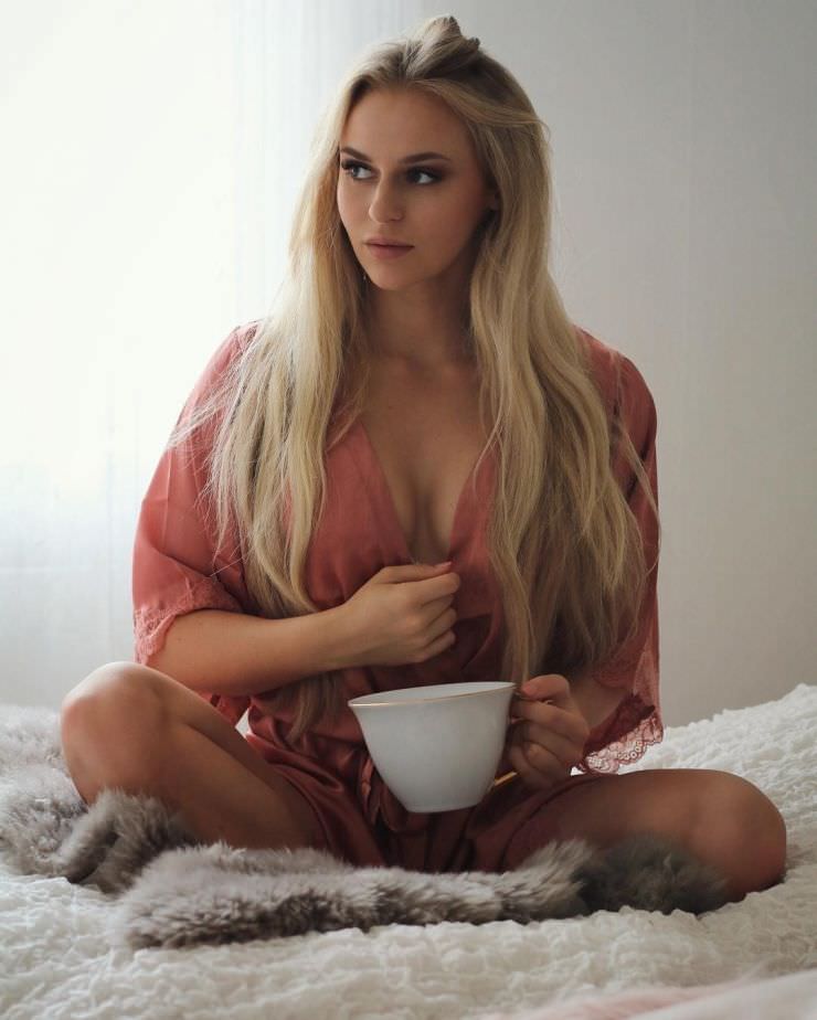 Анна Нистром фото в халате